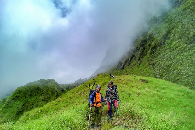 Foto keren pemandangan Para pendaki gunung Rinjani, Lombok