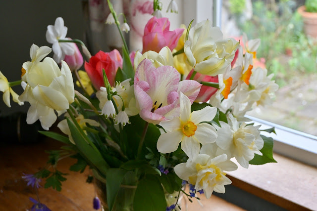 tulpen in de vaas, narcissen in de vaas,