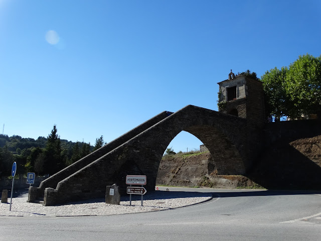 Escalinata y la capilla de las Nieves en Portomarín