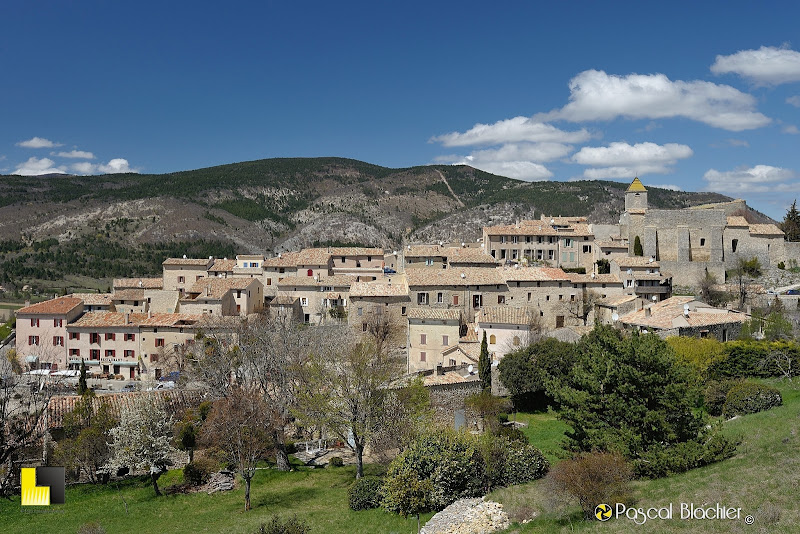 aurel petit village du vaucluse au pied du ventoux photo pascal blachier au delà du cliché