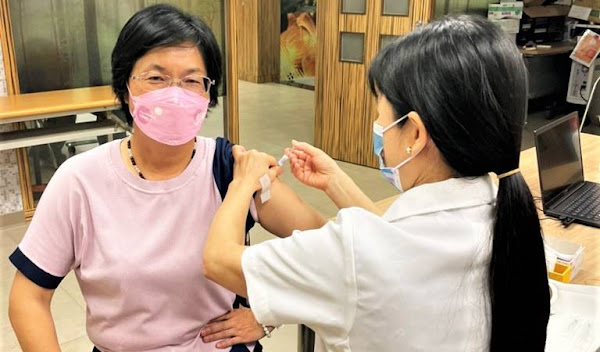 ▲彰化縣長王惠美前往接種流感疫苗，呼籲鄉親趕緊接種流感疫苗，顧好自己的健康、也是顧好家人的健康。（記者林明佑翻攝）