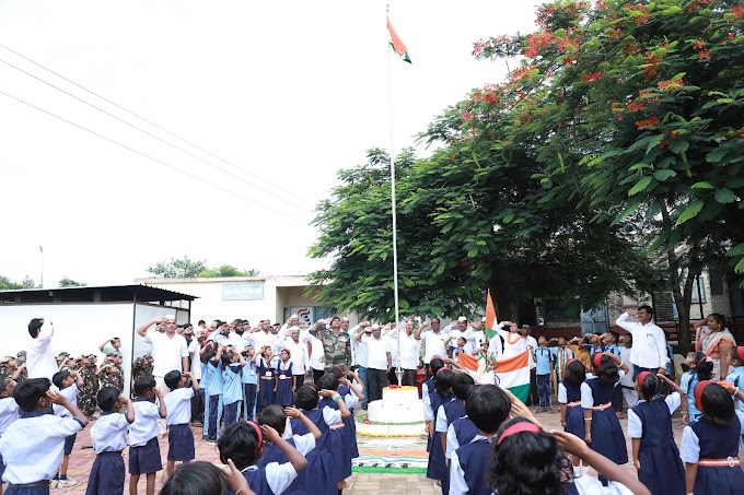 जिल्हा परिषद प्राथमिक शाळा लासुर्णे येथे मेजर मंगेश बाळासाहेब सवाने यांचे हस्ते ध्वजारोहनाचा कार्यक्रम संपन्न