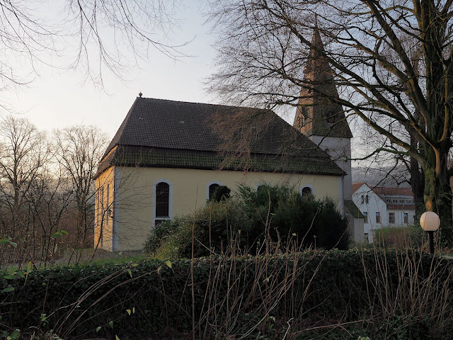 Auf dem Parkplatz bei der ev.-ref. Kirche Stapelage beginnt die Wanderung