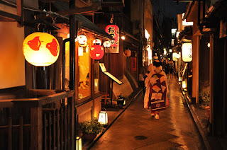 Geisha walking Gion at night in Kyoto - Photo courtesy tokyobling.wordpress.com/