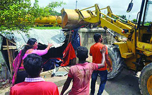 চট্টগ্রামে আস্তানা উচ্ছেদে পতিতাদের কান্না