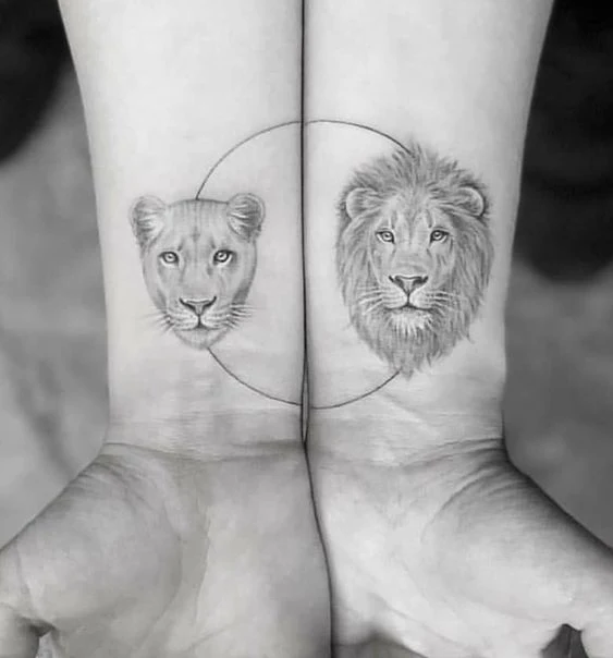 imagen de un tatuaje de león para mujer en la muñeca