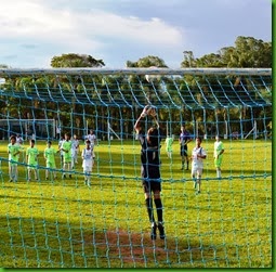 Denis Santos cobra falta, chute forte, seu segundo gol 