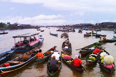 Pasar Tradisional Terapung Muara Kuin banjarmasin