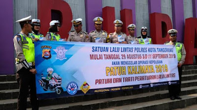 Operasi Patuh Kalimaya 2019,  Satlantas Polresta Tangerang Bentangkan Spanduk Himbauan