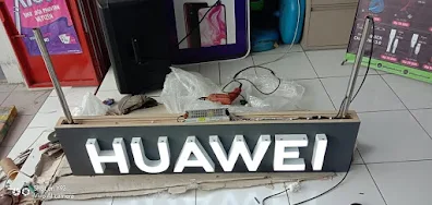 Pemasangan-Huruf-Timbul-Akrilik-Huawei-untuk-Konter-HP-Kebumen