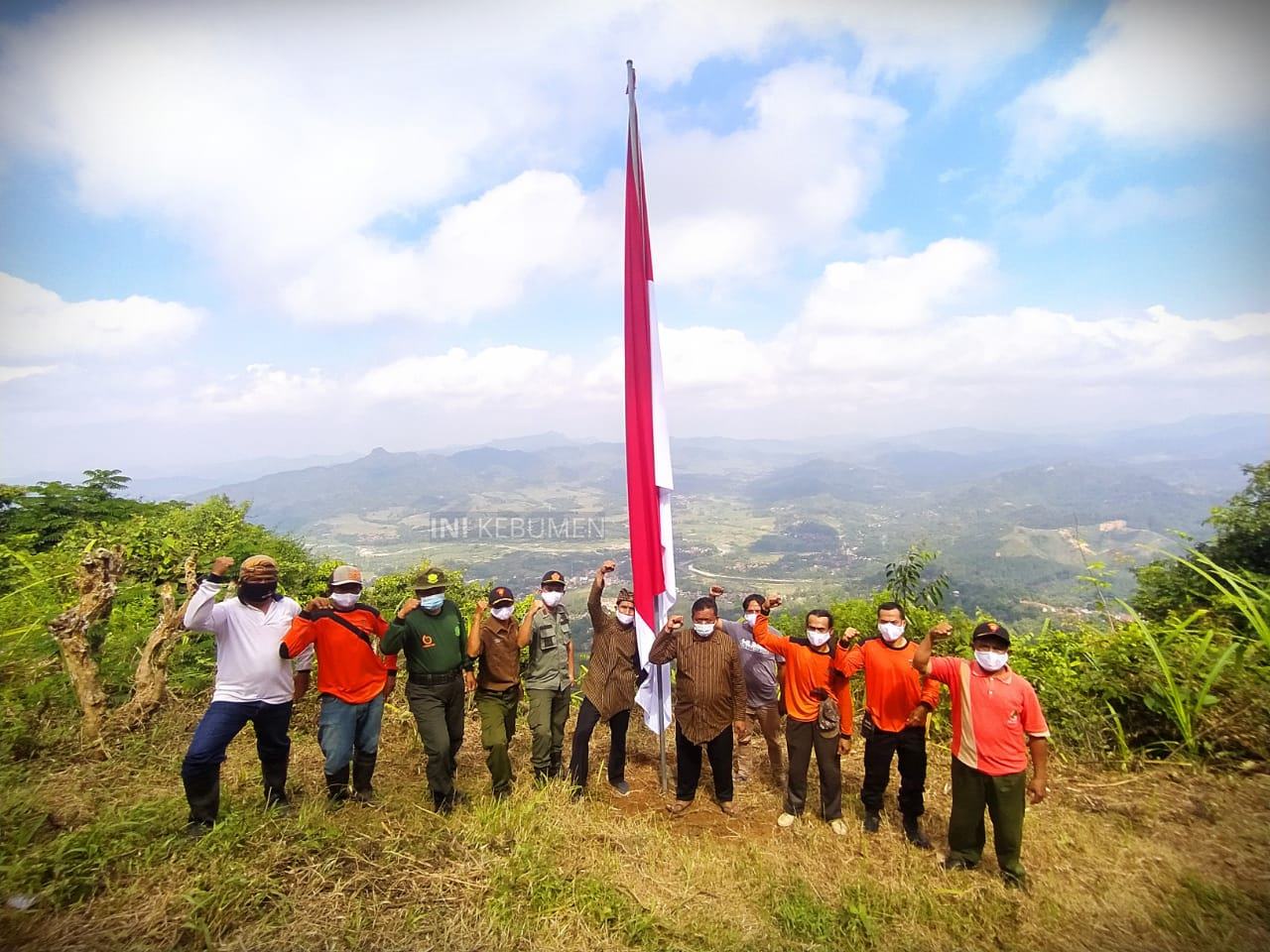 Sambut 17 Agustus, Merah Putih Jumbo Dikibarkan di Puncak Gunung Paras