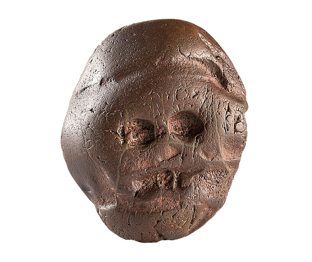 Το «βότσαλο Μακαπάνσχατ» από τη Ν. Αφρική έχειηλικία 2,5 εκατ. ετών και μοιάζει αμυδρά με ανθρώπινο πρόσωπο.