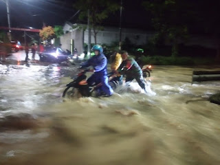  Babinsa Koramil Benowo Bantu Warga Akibat Terjebak Banjir 
