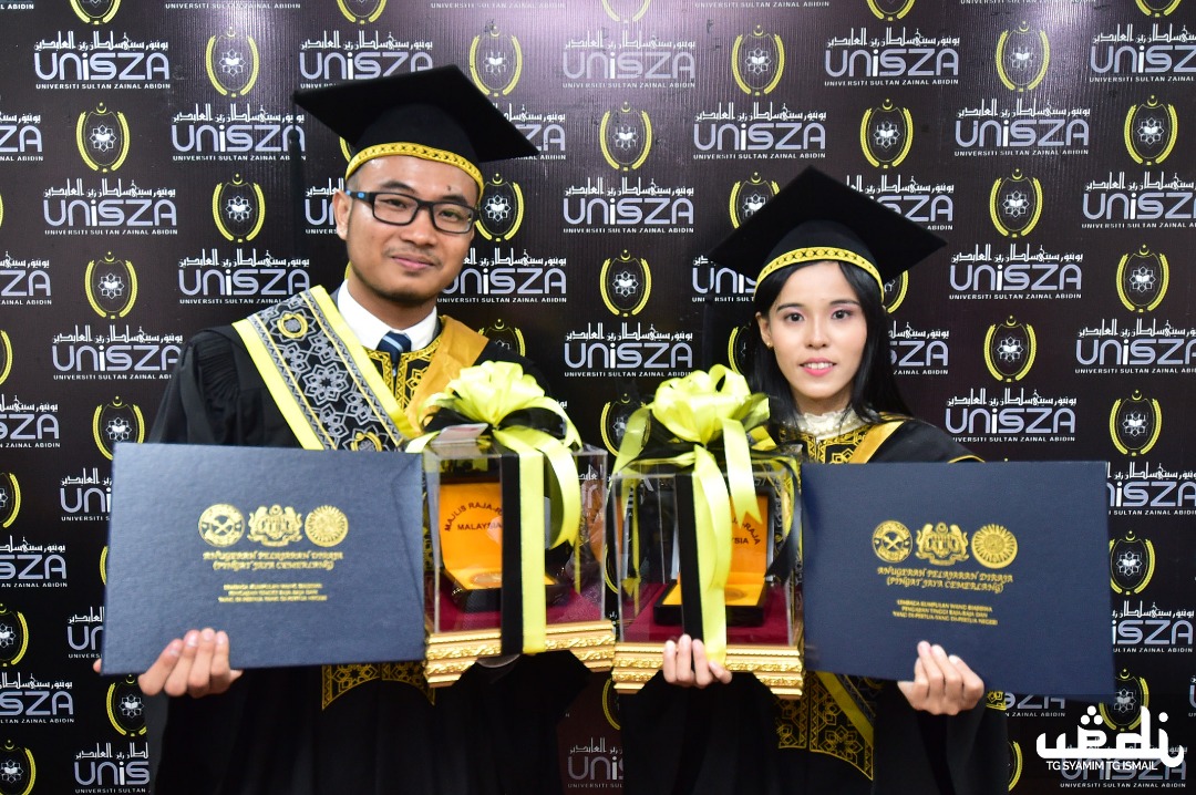 Dua Graduan Dedikasikan Anugerah Pelajaran Diraja Kepada Ibu Bapa Malay Sepekan