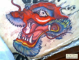 Dragão vermelho tatuado em pele de porco