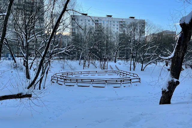 улица Академика Арцимовича, парк Яблоневый сад, Троицкий пруд