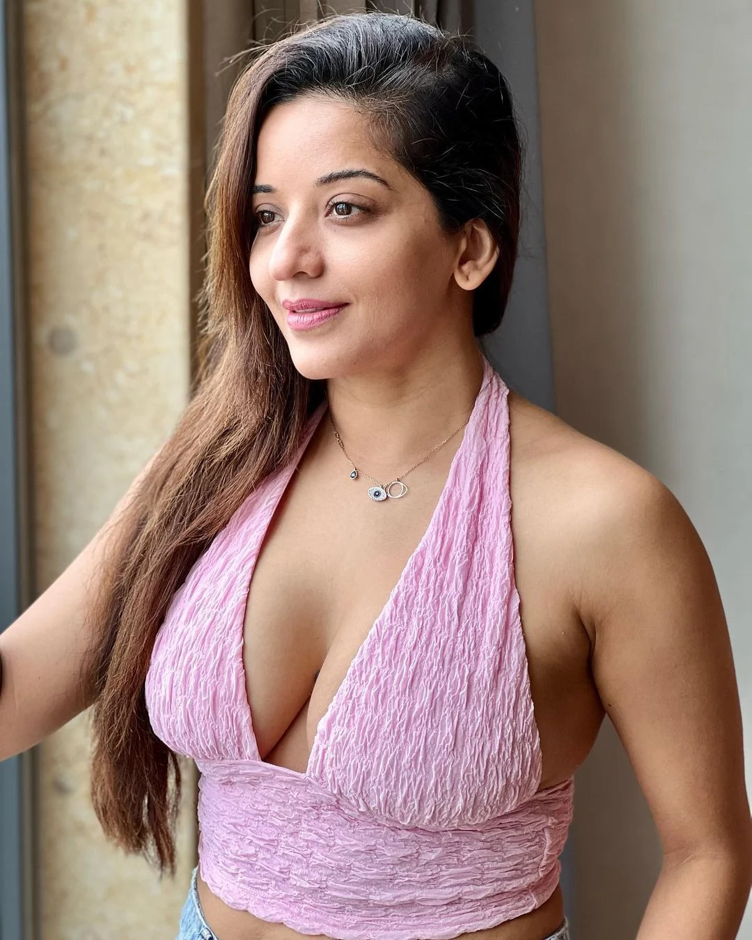 Monalisa cleavage top jeans curvy tv actress