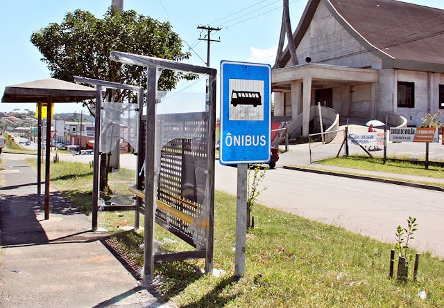 Vandalismo causa danos aos novos pontos de ônibus  em Colombo