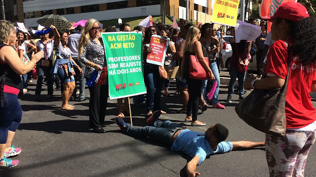 Protesto em frente à Secretária de Educação do Município