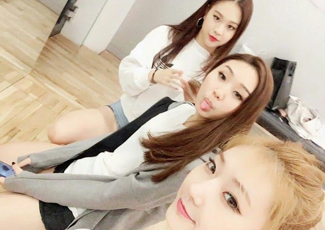saat dulu di gedung YG Entertainment Denise Kim (tengah) dan Jenny Park kanan