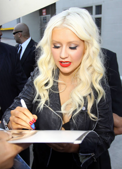 Christina Aguilera Giving Autographs In Public 2011 Pictures Gallery