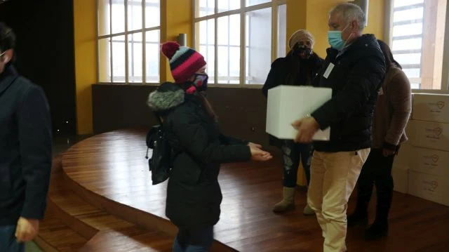 100 cajas de alimentos dona Fundación Vencedor en Puerto Varas