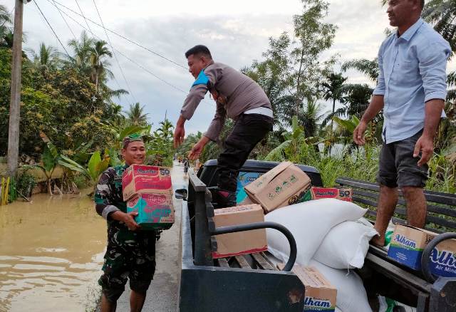 Dengan Menggunakan Mobil Patroli, Polsek Julok Antar Bantuan Kepada Warga Korban Banjir