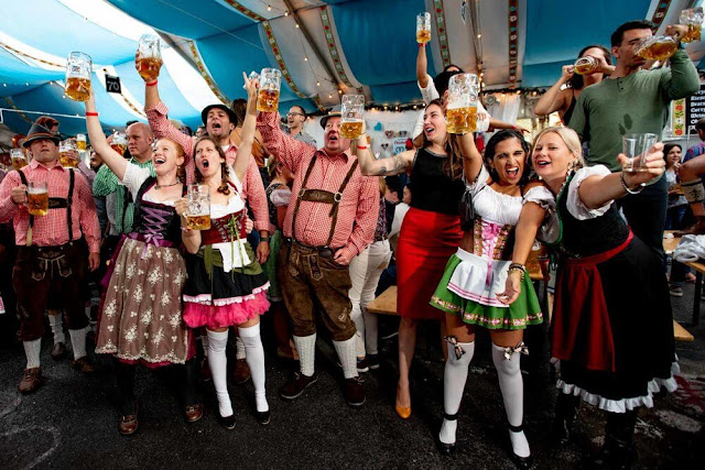 Không thể đến Oktoberfest? Hãy ghé thăm Eiswerk, một nhà máy vi sinh có trụ sở tại Munich chuyên về bia Kalthopfungsverfahren, Märzen, và các loại bia phiên bản giới hạn, bao gồm Gladiator Doppelbock, bia Heller Doppelbock với hương vị caramel nồng.