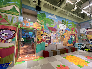 暑假室內遛小孩方案：貝兒絲樂園(Bear's world)付費室內親子館，大台北地區一共有四家：新莊館，南港館， 板橋館，每一館都有不同的主題特色，雨天熱天最佳親子活動空間，親子館，幼兒爬行區,餐飲服務外，也有生日派對包場服務。舞台區有時候有親子手作，歌舞帶唱，親子料理等親子課程，親子派對報名。