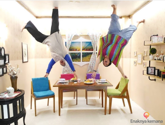 tempat-wisata-paling-romantis-bareng-pacar-dan-pasangan-upside-down-world