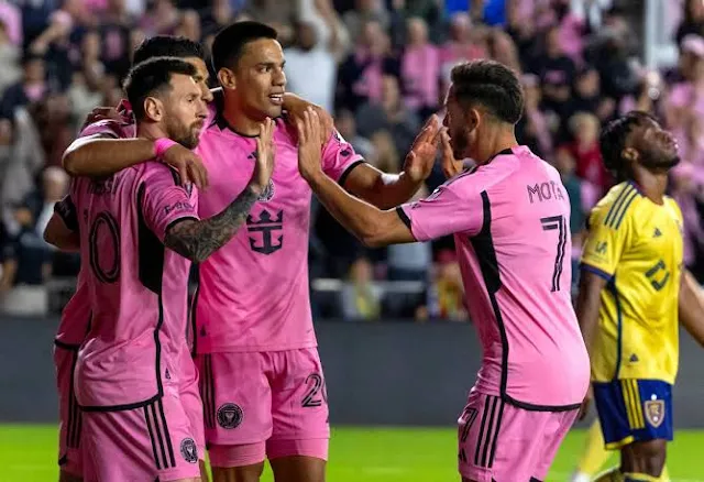 Le club de l'Inter Miami a fait son entrée en compétition avec tout le bruit qu'on pouvait imaginer, notamment avec l'arrivée de plusieurs anciens joueurs emblématiques du FC Barcelone. Lionel Messi, Sergio Busquets, Jordi Alba et Luis Suarez ont tous signé pour ce club ambitieux, et hier, ils ont fait leurs débuts en compétition contre Nashville.   Malgré un match disputé, l'Inter Miami a réussi à arracher le match nul grâce à un but de Lionel Messi et un autre de Luis Suarez en fin de rencontre. Les fans présents dans le stade et ceux qui ont suivi la rencontre à la télévision ont ainsi pu voir les anciennes gloires du Barça à l'oeuvre, affichant toujours leur talent et leur complicité sur le terrain.  Si l'Inter Miami réalise une bonne saison et parvient à remporter la Ligue des Champions de la CONCACAF, le club pourrait se qualifier pour deux nouvelles compétitions pour la première fois de son histoire. En effet, en cas de victoire dans cette compétition régionale, l'équipe pourrait participer à la Coupe du Monde des Clubs 2025 et à la Coupe intercontinentale 2024.  Ces deux compétitions prestigieuses attirent toujours l'attention des amateurs de football du monde entier, offrant des affrontements de haut niveau entre les meilleures équipes de chaque continent. Si l'Inter Miami parvient à se qualifier pour ces tournois, cela renforcerait encore plus sa réputation et sa visibilité sur la scène internationale.  Avec un effectif de qualité et l'expérience de joueurs de renom tels que Messi, Busquets, Alba et Suarez, l'Inter Miami a toutes les cartes en main pour réaliser de belles performances cette saison. Les supporters du club espèrent ainsi pouvoir voir leur équipe briller sur tous les fronts et continuer à écrire l'histoire de ce club encore jeune, mais plein d'ambitions.