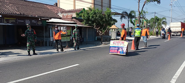 Muspika Kecamatan Tulung Dan Relawan Gelar Razia Penegakan Disiplin Protokol Kesehatan