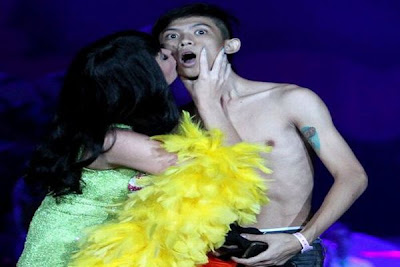 Katy Perry Kissed A Fan In Jakarta Live Concert