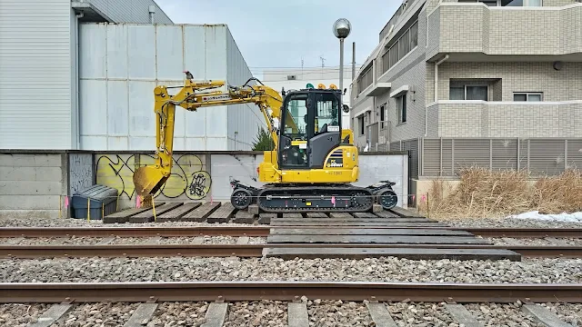 線路を走るクレーン車