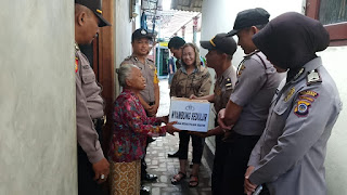 "Nyambung Sedulur" Wujud Kepedulian Polsek Kraton Kepada Masyarakat Yang Kurang Mampu