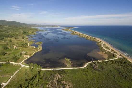 Ο προστατευμένος Υδροβιότοπος της Λίμνοθάλασσας Κορισσίων - Φαιάκων Νήσος