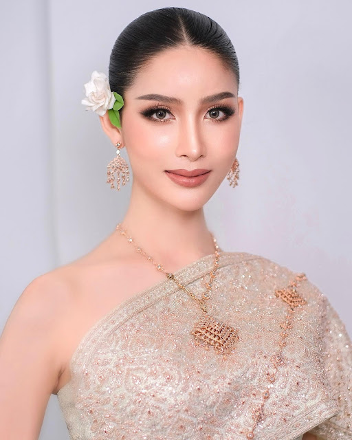 Tan Apasara – Most Beautiful Ladyboy in Thai Traditional Dress for Women