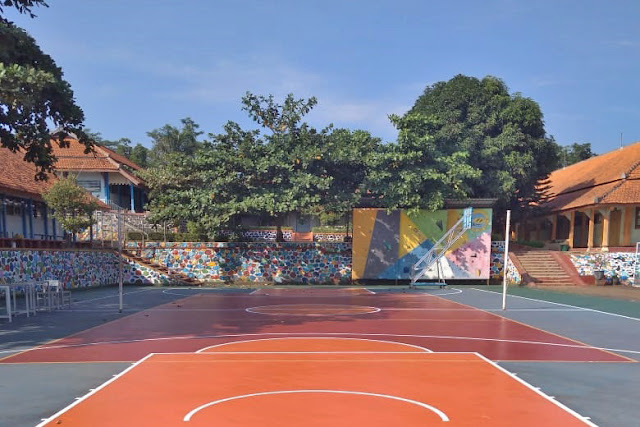 SMA Negeri 1 Kaliwungu : Lapangan tengah