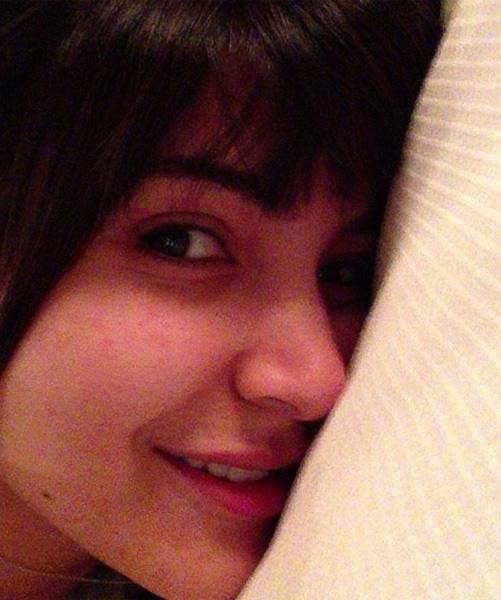 Bollywood Actresses and Their OFF bed early morning look - Anushka Sharma