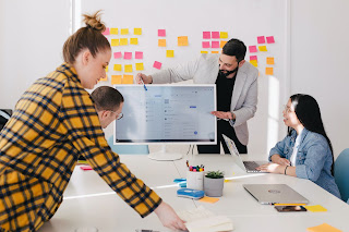 Equipo de trabajo analizando tópicos de conversación