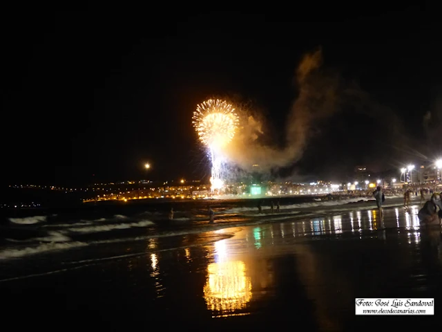 fotos y vídeo fuegos noche san juan 2015 playa Las Canteras