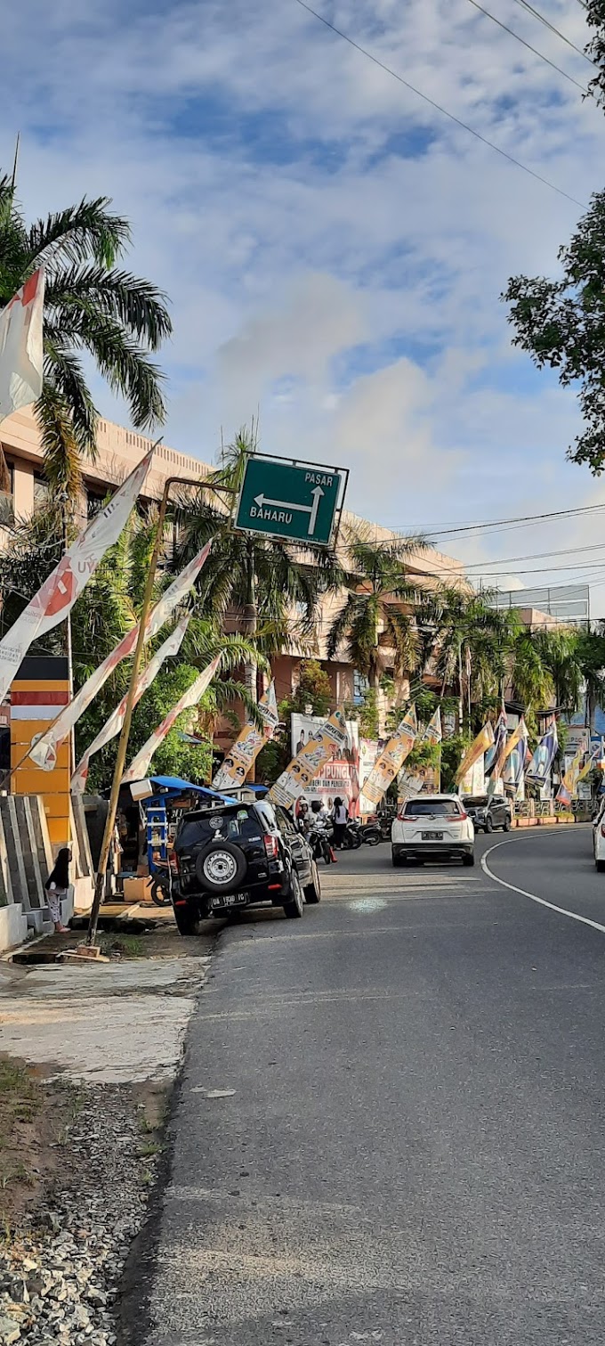 Tiang Penunjuk Arah Dekat Gedung Abdi Negara Miring