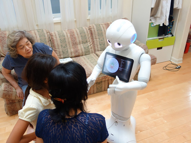家族に感情マップの説明をする一般販売用新型Pepper 家族に感情マップの説明をする一般販売用新型Pepper