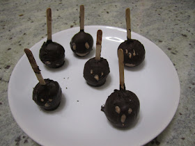 Pop cake d'Halloweenau chocolat, nutella sur une assiette, Kinder