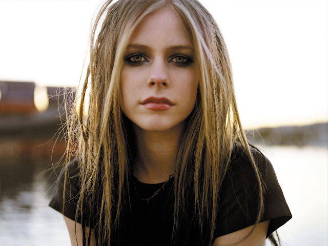 Famous Canadian Singer Avril Lavigne Photo Gallery