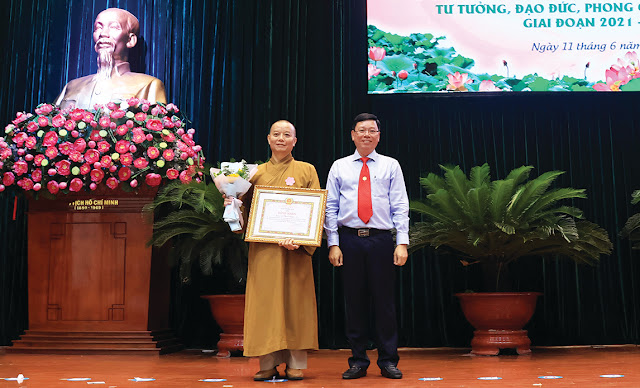 Đồng chí Vũ Ngọc Tuất trao Bằng khen của Ban Tuyên giáo  Trung ương cho Thượng tọa Thích Huyền Ý. (Ảnh: AH)