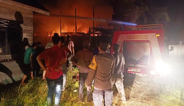TNI-Polri Bantu Warga Padamkan Kobaran Api yang Membakar Dua Rumah Warga Peureulak Timur
