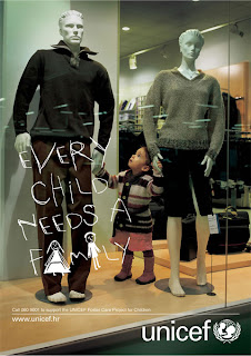 Every child needs a family. Toda criança precisa de uma família. Propaganda da UNICEF contra as crianças abandonadas.