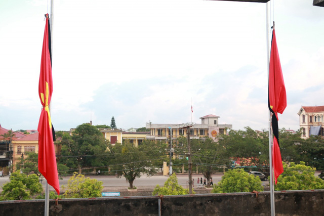 Cách treo cờ rủ tại cơ quan