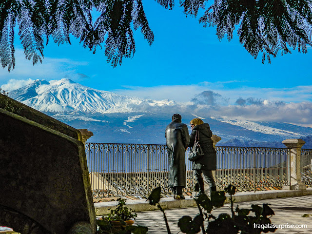 O vulcão Etna visto de Castelmola, Sicília